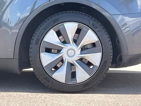 Used 2024 Tesla Model Y Long Range AWD/4WD image 19