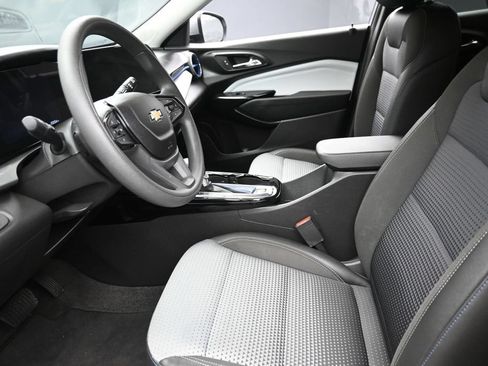 Used 2025 Chevrolet Trax LT FWD image 16