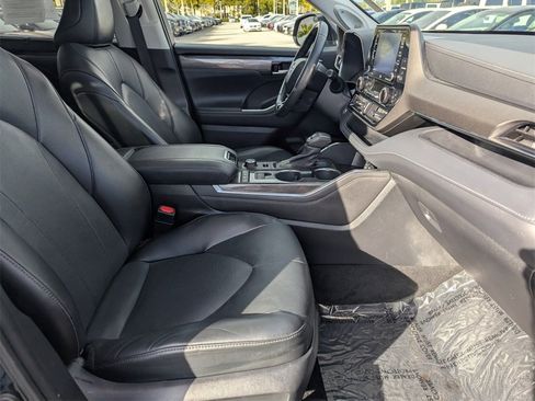 Used 2022 Toyota Highlander Limited image 10