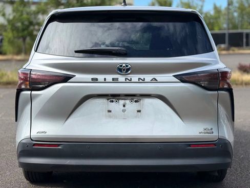 Used 2023 Toyota Sienna XLE AWD/4WD image 4