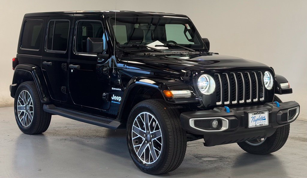 Used 2023 Jeep Wrangler Unlimited Sahara w/ Cold Weather Group AWD/4WD image 6