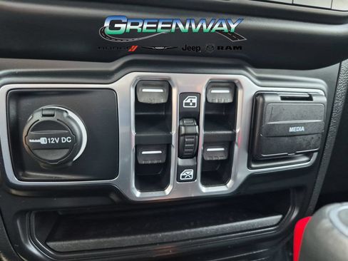 Used 2022 Jeep Wrangler Unlimited Sahara AWD/4WD image 21