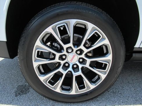 Used 2026 GMC Yukon Denali w/ Sun & Power Step Package AWD/4WD image 8