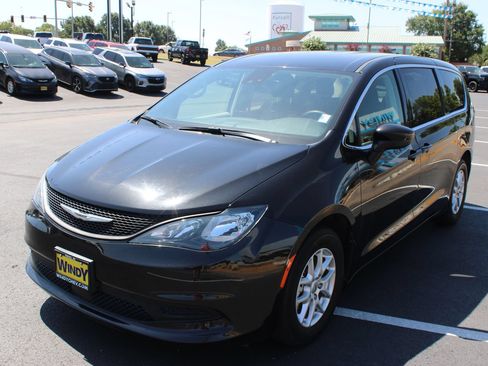 Used 2023 Chrysler Voyager LX FWD image 4