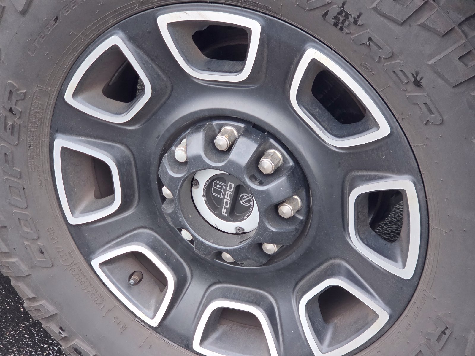 Used 2024 Ford F350 Platinum w/ FX4 Off-Road Package AWD/4WD image 19
