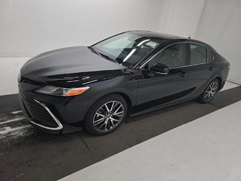 Used 2024 Toyota Camry XLE w/ Navigation Package FWD image 3