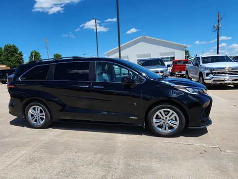 Used 2021 Toyota Sienna XSE w/ XSE Plus Package AWD/4WD image 4