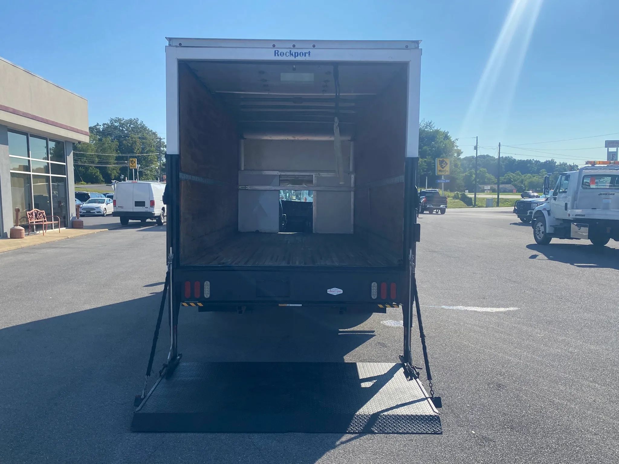 Used 2017 Chevrolet Express 4500 Extended RWD image 19