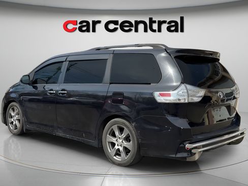 Used 2017 Toyota Sienna SE Premium FWD image 3