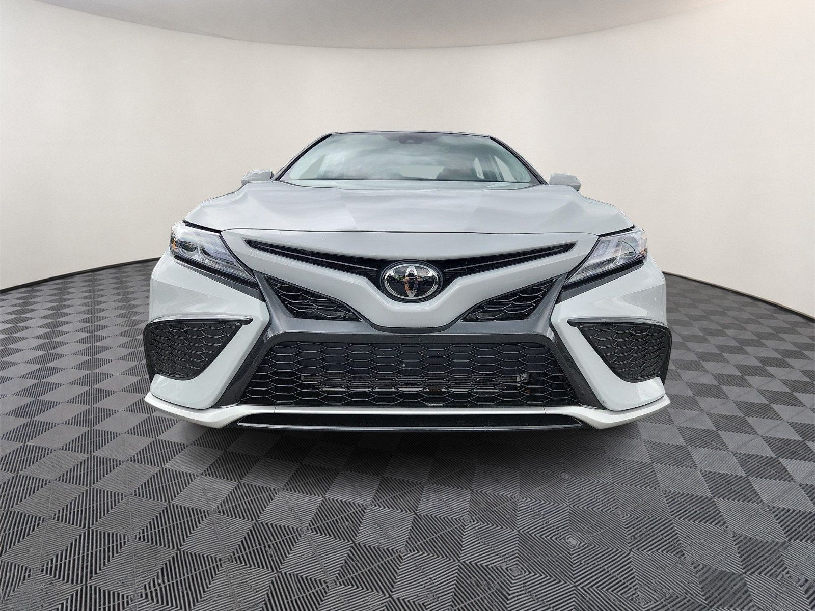 Used 2023 Toyota Camry XSE FWD image 2