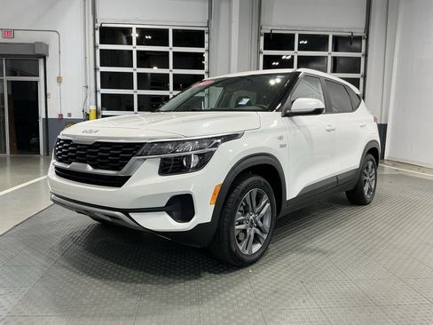 Used 2023 Kia Seltos LX image 2