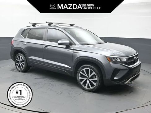 Used 2022 Volkswagen Taos SE FWD image 1