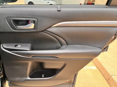 Used 2018 Toyota Highlander SE AWD/4WD image 21