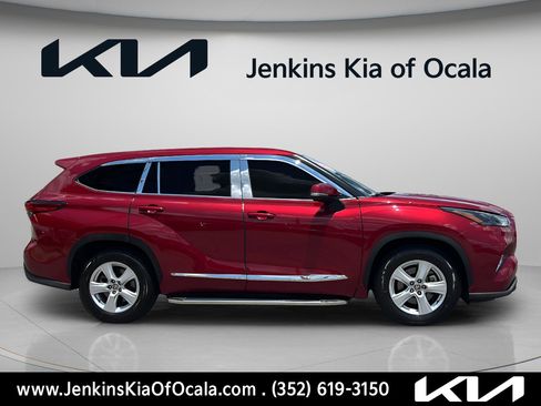 Used 2022 Toyota Highlander LE FWD image 2