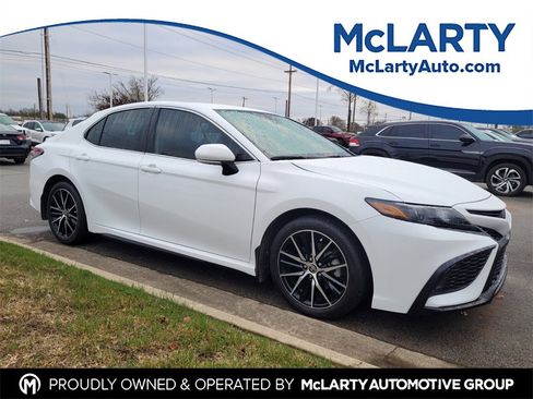 Used 2024 Toyota Camry SE image 1