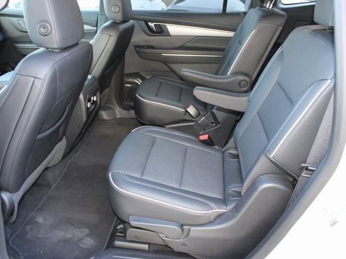 Used 2025 Buick Enclave Preferred image 5