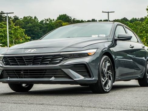 Certified 2025 Hyundai Elantra SEL FWD image 9