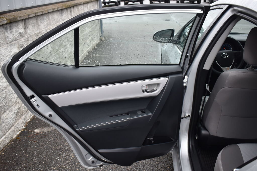 Used 2017 Toyota Corolla LE FWD image 19