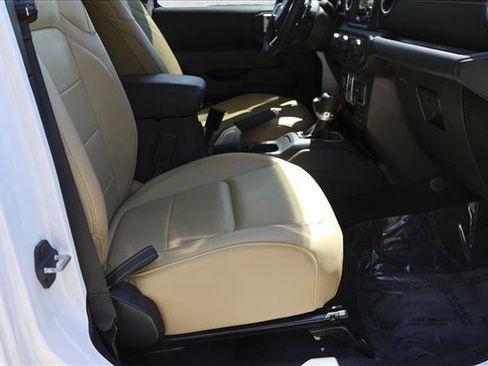 Used 2018 Jeep Wrangler Unlimited Sahara AWD/4WD image 29