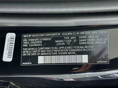Used 2025 Volvo XC60 B5 Plus AWD/4WD image 32
