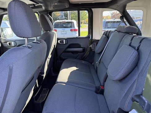 Used 2024 Jeep Wrangler Unlimited Sahara image 9