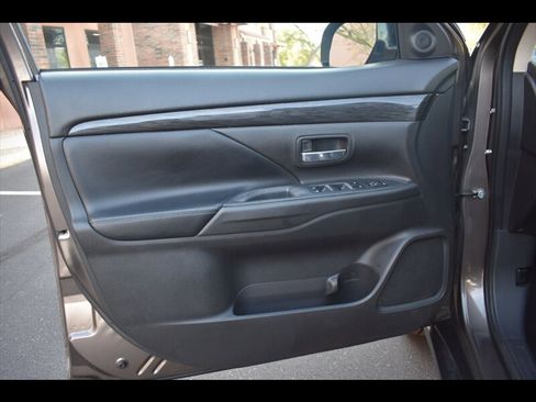 Used 2017 Mitsubishi Outlander SEL image 17