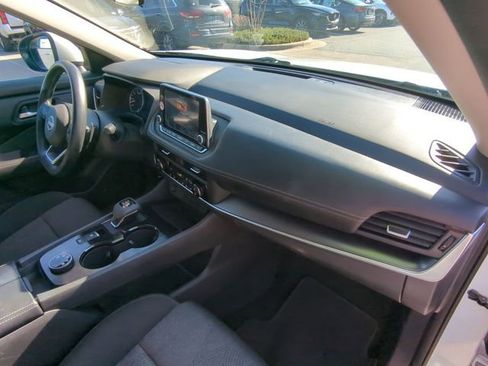 Used 2024 Nissan Rogue SV image 45