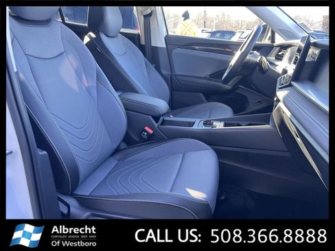 Used 2025 Volkswagen Tiguan SE image 21