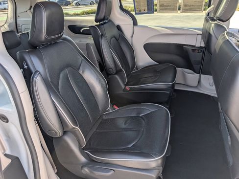 Used 2023 Chrysler Pacifica Limited image 5