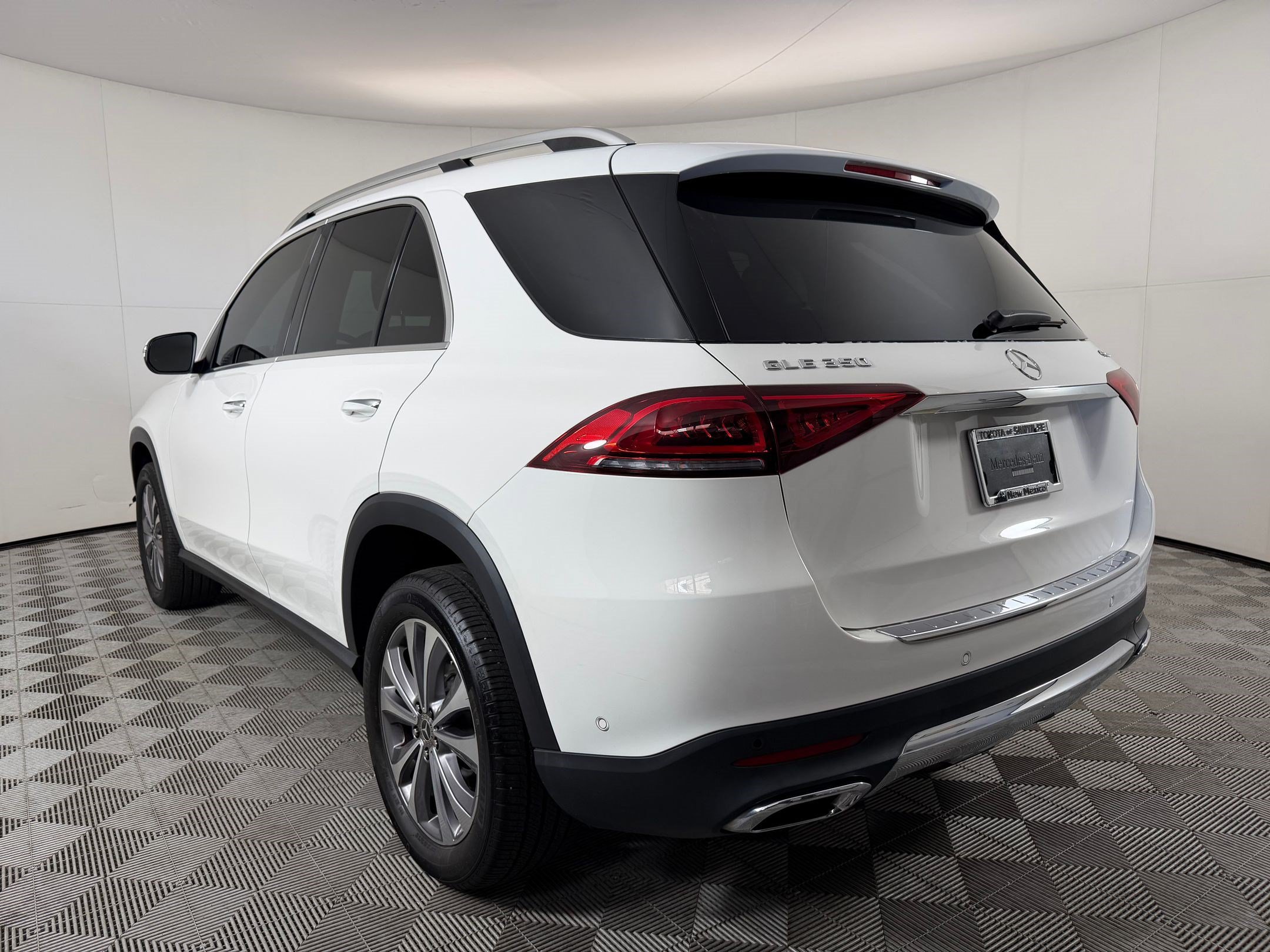 Used 2022 Mercedes-Benz GLE 350 4MATIC w/ Premium Package image 3