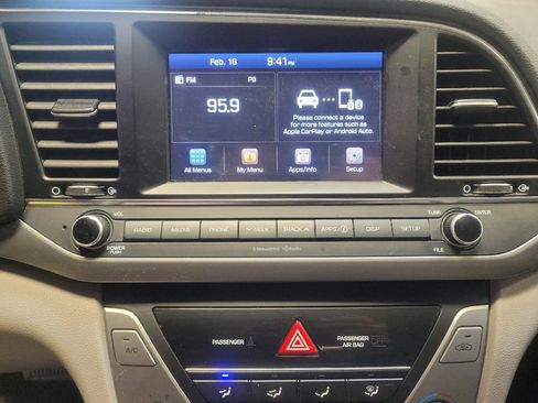 Used 2017 Hyundai Elantra SE image 25