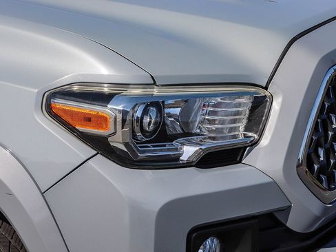 Used 2018 Toyota Tacoma TRD Sport w/ Technology Package RWD image 12