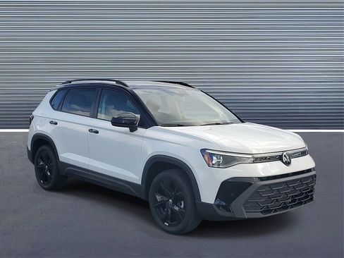 New 2026 Volkswagen Taos SE image 2