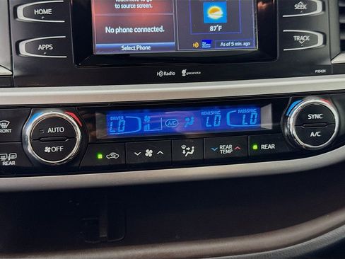 Used 2014 Toyota Highlander Plus FWD image 17