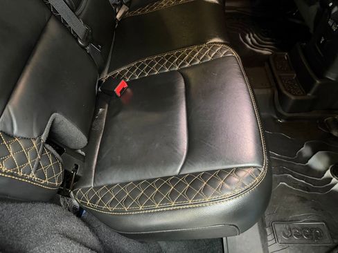 Used 2022 Jeep Wrangler Unlimited Sahara image 42