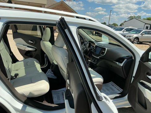 Used 2016 Jeep Cherokee Overland AWD/4WD image 18