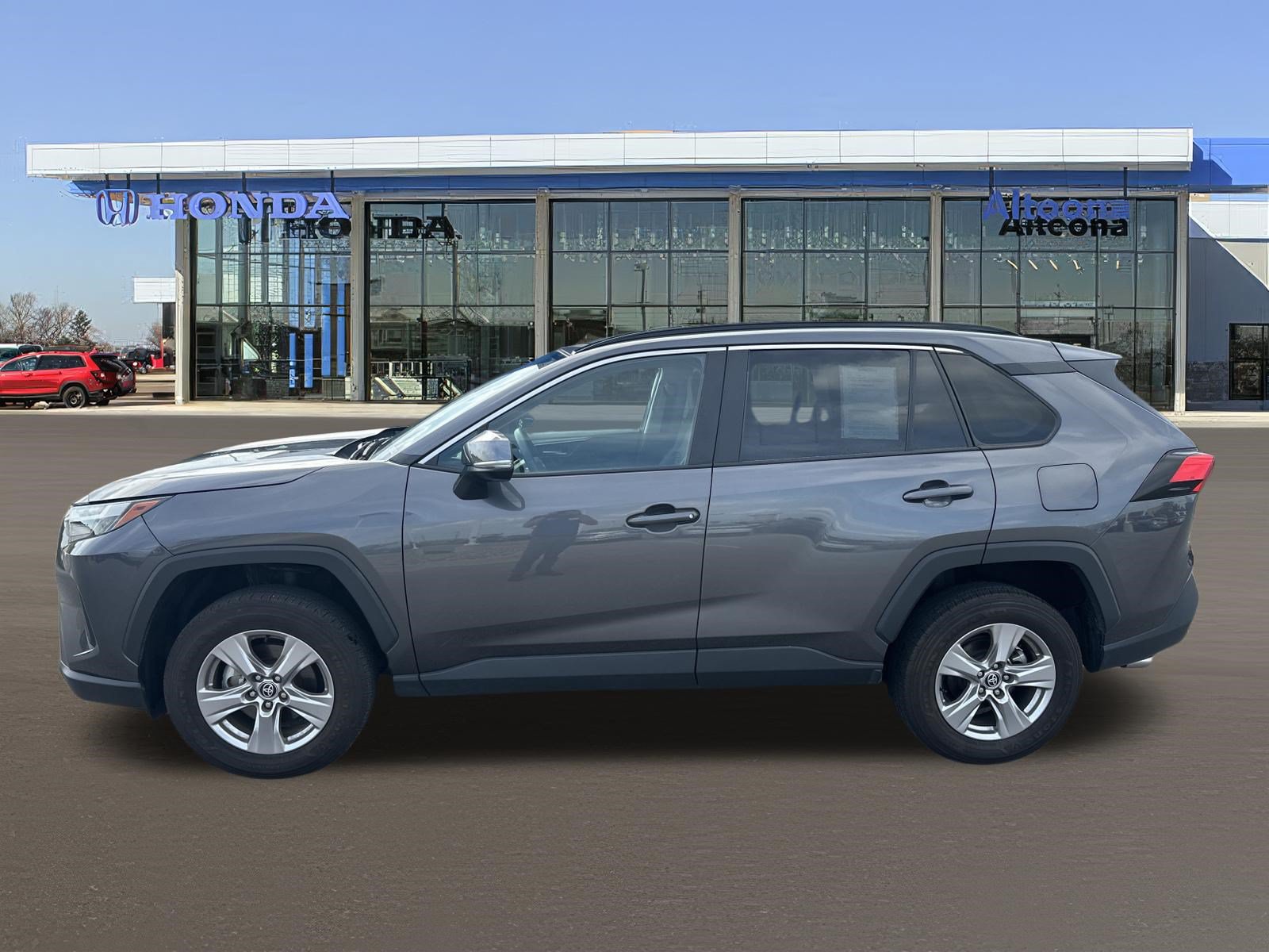Used 2025 Toyota RAV4 XLE AWD/4WD image 2