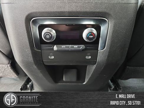 Used 2024 GMC Yukon XL SLT image 35