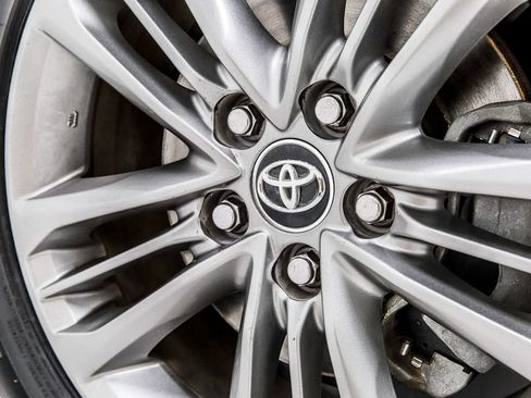 Used 2015 Toyota Camry SE FWD image 40