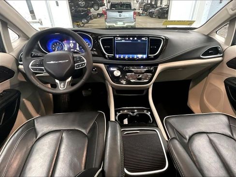 Used 2023 Chrysler Pacifica Limited FWD image 22