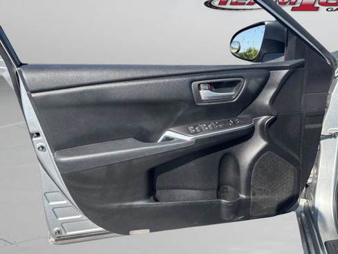 Used 2016 Toyota Camry SE w/ Moonroof Package FWD image 28