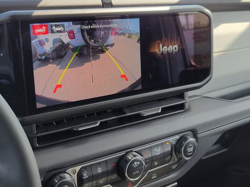 Used 2025 Jeep Wrangler Unlimited Sahara AWD/4WD image 16