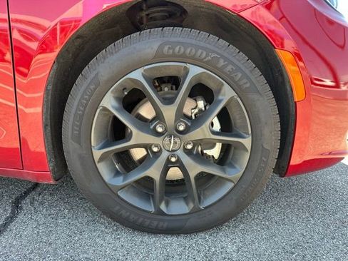 Used 2025 Chrysler Pacifica Limited FWD image 6