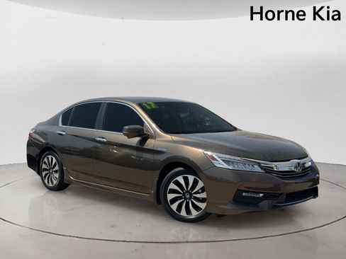 Used 2017 Honda Accord Touring image 2