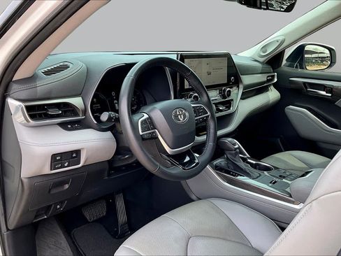 Used 2023 Toyota Highlander Limited FWD image 17
