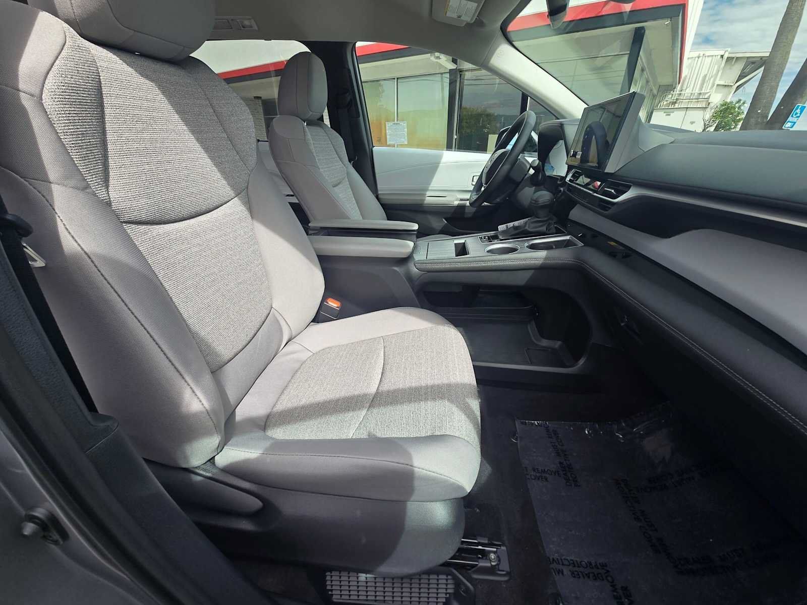Used 2026 Toyota Sienna LE FWD image 32