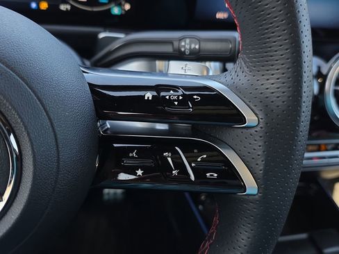 Certified 2025 Mercedes-Benz GLB 250 4MATIC image 25