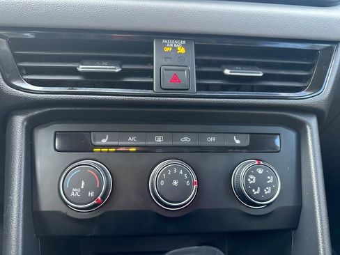 Certified 2022 Volkswagen Taos SE image 11