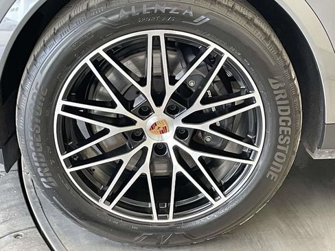 Certified 2025 Porsche Cayenne AWD/4WD image 11