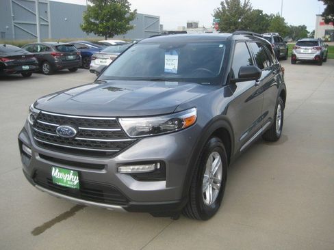 Used 2022 Ford Explorer XLT w/ Equipment Group 202A AWD/4WD image 4